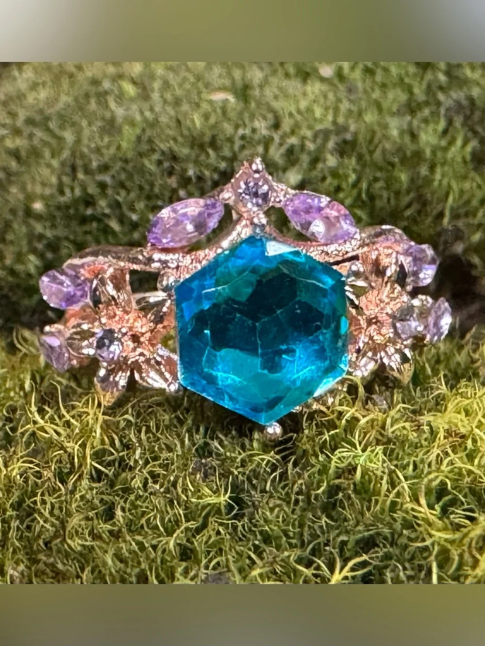 ❤️ Size 6 Gold Tone Floral Ring with Blue and Purple Crystal Accents Womens